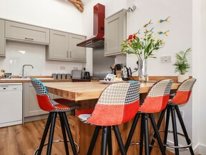 Fridge, dishwasher, electric kettle, toaster - Harvenna Cottage (Bude)