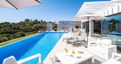 Elegant Villa w/ Heatable Pool, Jacuzzi & BBQ