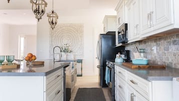 Geladeira, micro-ondas, fogão, cooktop
