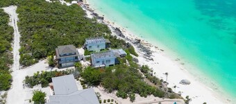 Blue Reef Villa, big patio, snorkelling reef & on a swimmable lazy river!