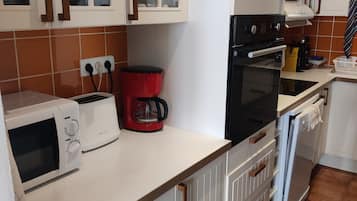 Een koffiezetapparaat/waterkoker, een magnetron, een oven, een kookplaat