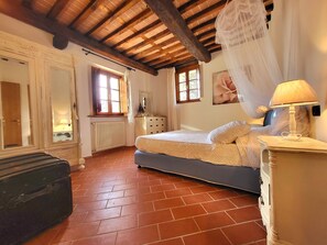 2 bedrooms, in-room safe, travel cot, free WiFi - Charming country house (Nocchi)