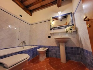 Sèche-cheveux, bidet, serviettes fournies, savon