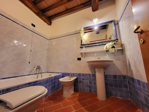Een haardroger, een bidet, handdoeken, zeep