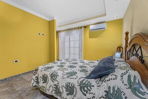 1 habitación, tabla de planchar con plancha, wifi y ropa de cama