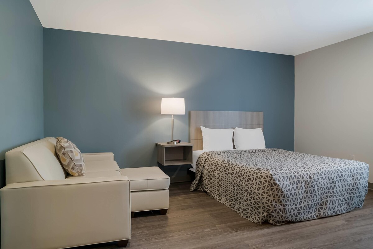 Desk, blackout drapes, WiFi (free), bed sheets