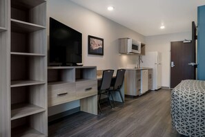 Suite estudio Deluxe, 1 cama Queen size, para no fumadores | Escritorio, cortinas blackout, wifi gratis y ropa de cama 