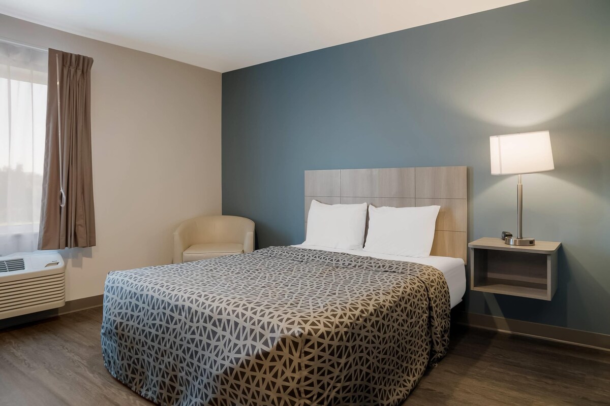 Queen Suite with Sofa Accessible | Desk, blackout drapes, WiFi (free), bed sheets