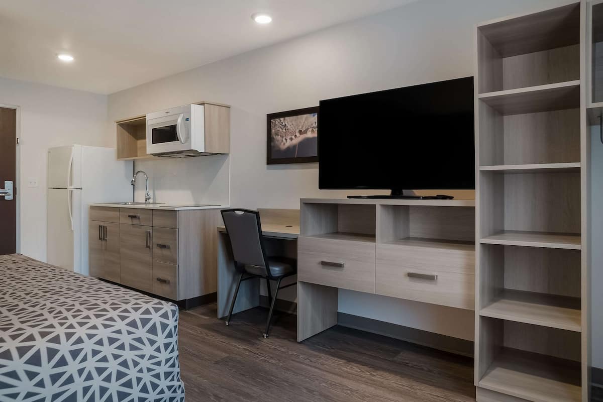 Economy-Studio, 1 Queen-Bett, Nichtraucher | Schreibtisch, Verdunkelungsvorhänge, kostenloses WLAN, Bettwäsche