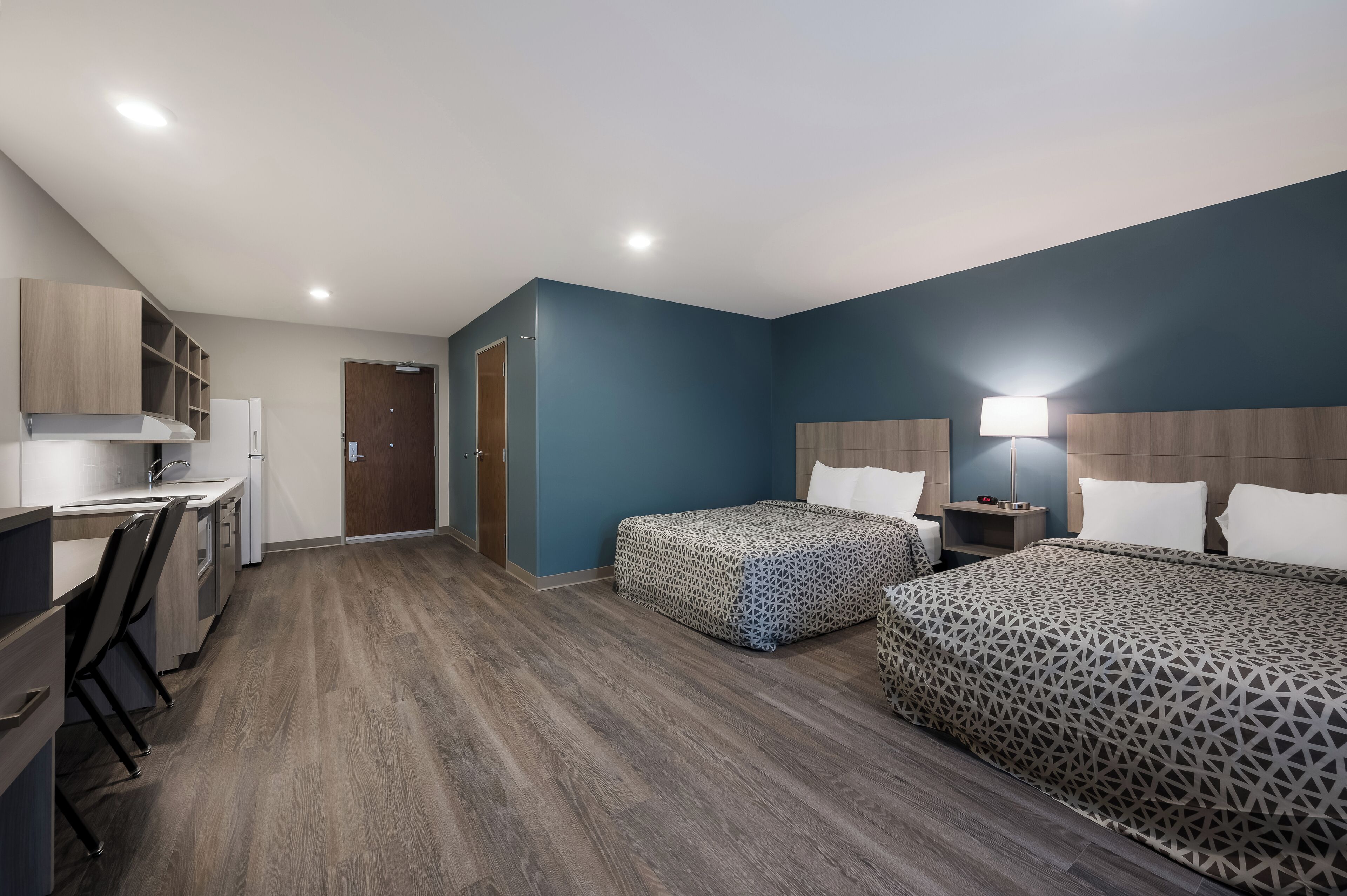 Suite, 2 camas Queen size, para no fumadores (Accessible Tub) | 1 habitación, escritorio y espacio para trabajar con laptop 