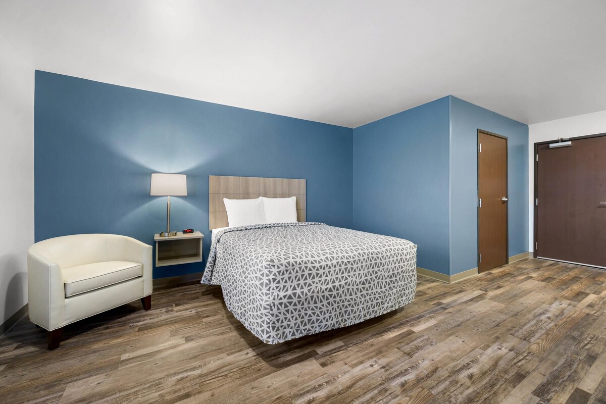 Queen Suite | 1 bedroom, desk, laptop workspace, blackout drapes