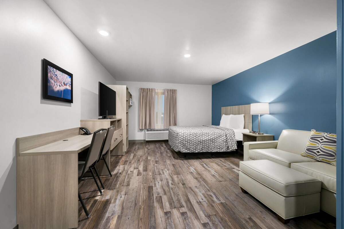 Queen Suite with Sofa | 1 bedroom, desk, laptop workspace, blackout drapes