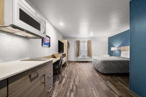 Suite, 1 cama Queen size, para no fumadores | 1 habitación, escritorio y espacio para trabajar con laptop