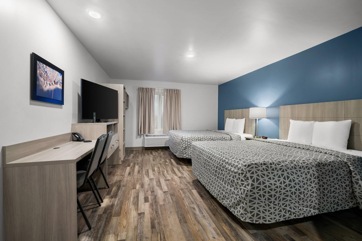 1 bedroom, desk, laptop workspace, blackout drapes