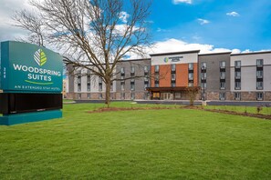 Exterior - Woodspring Suites Dearborn - Detroit (Dearborn)