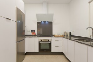 Frigorifero, microonde, forno, piano cottura