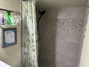 Een douche, een haardroger, handdoeken, zeep