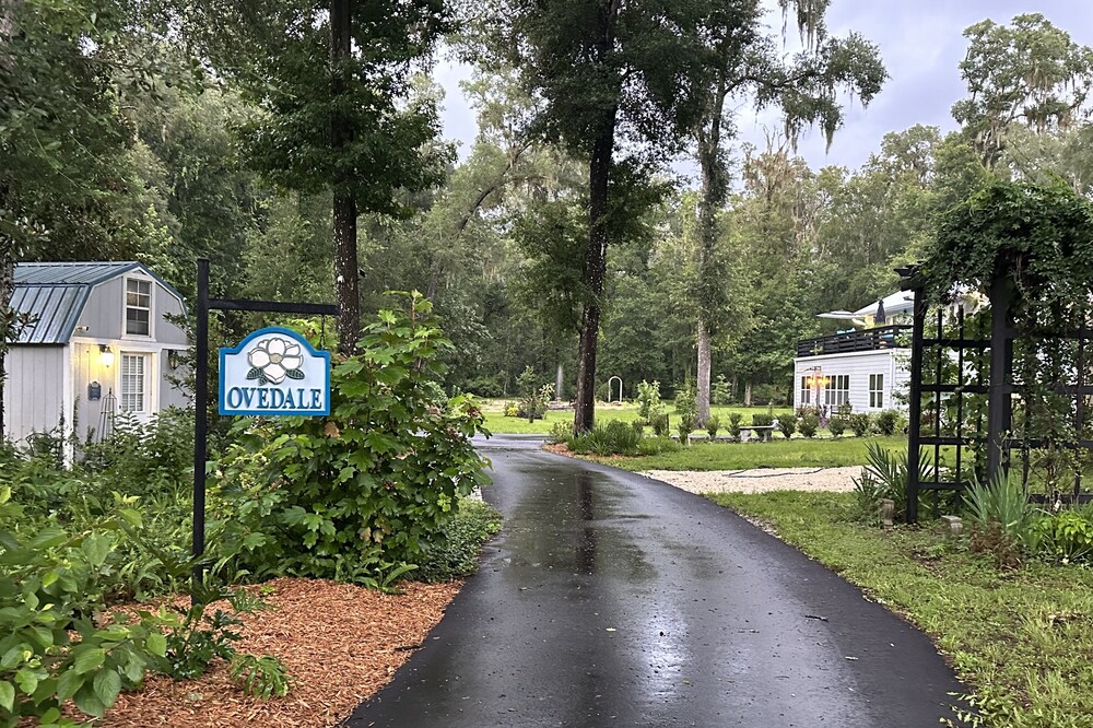 Ovedale Lodge. A cabin on a three acre estate in Horse Country, Ocala