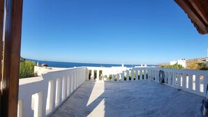 Ein Balkon mit Blick auf das Meer und Gebäude.