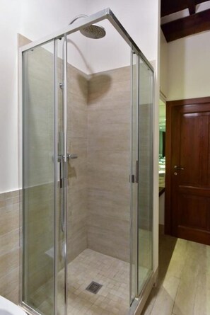 Dusche, Haartrockner, Bidet, Handtücher