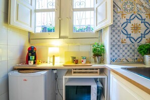 Fridge, microwave, stovetop, coffee/tea maker - elegant residence in the fishermen's district a stone's throw from the market (Siracusa)