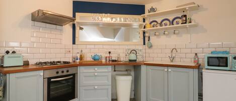 Cottage | Private kitchen | Fridge, dishwasher, electric kettle, toaster