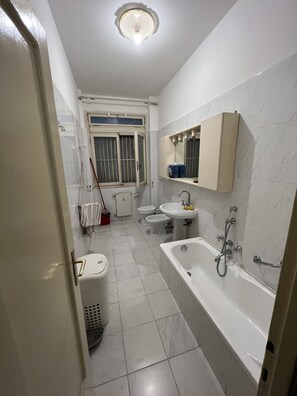 Apartment | Bathroom | Shower, towels - Albergo Royal Genova (Genoa)