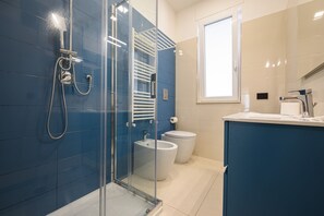 Shower, hair dryer, bidet, towels - Via Niccolò Tommaseo 4 - appartamento 3 (Naples)