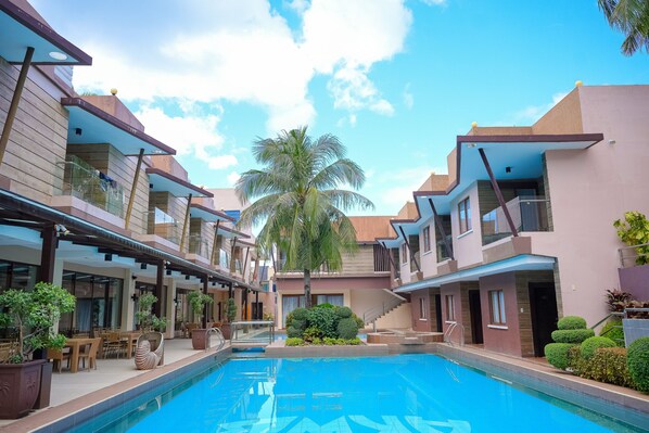 2 piscines extérieures