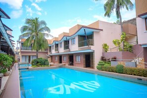 2 สระว่ายน้ำกลางแจ้ง