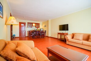 Hotel Suite Room | บริเวณนั่งเล่น | ทีวีจอแอลอีดี 32 นิ้ว พร้อมช่องเคเบิล