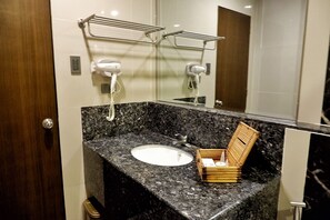 ห้องสวีท, เตียงควีนไซส์ 2 เตียง, วิวสระว่ายน้ำ | ห้องน้ำ | ฝักบัวนวดด้วยพลังน้ำ, ไดร์เป่าผม, โถสุขภัณฑ์แบบบิเดท์, ผ้าเช็ดตัว