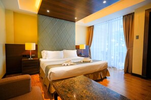 Suite, 1 King Bed, Ocean View | Free WiFi, bed sheets