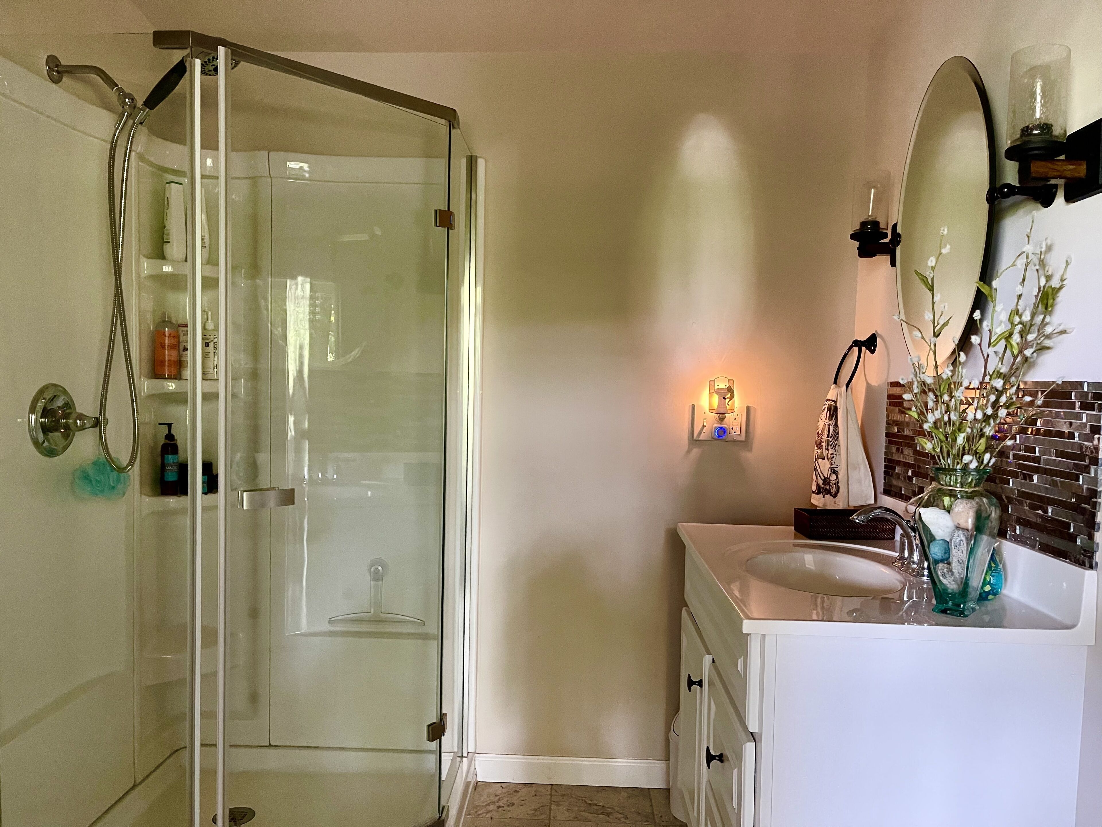 Cozy and Serene Two Bedroom Cottage on the Lake