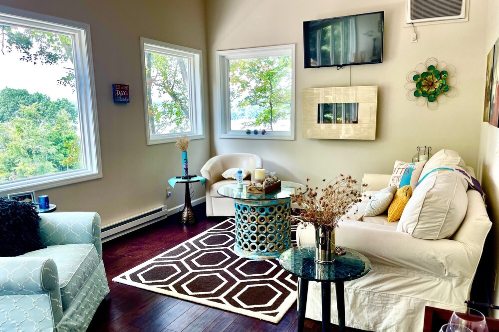 Cozy and Serene Two Bedroom Cottage on the Lake