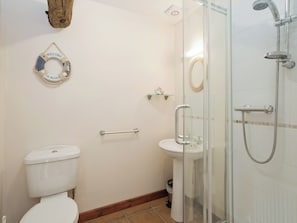 Un baño con inodoro, lavabo, ducha y un cartel que dice 'WELCOME ON BOARD'.
