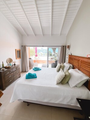 1 quarto, cofres nos quartos, escrivaninha