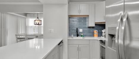 Kylskåp, mikrovågsugn, ugn och spishäll