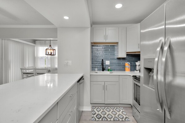 Refrigerador, microondas, horno y parrilla de estufa 