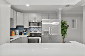 Geladeira, micro-ondas, fogão, cooktop
