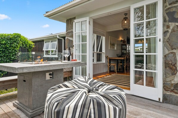 Outdoor dining - Mid-Century Charm - Taupo Holiday Home (Rainbow Point)
