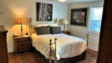 5 bedrooms, desk, iron/ironing board, travel crib