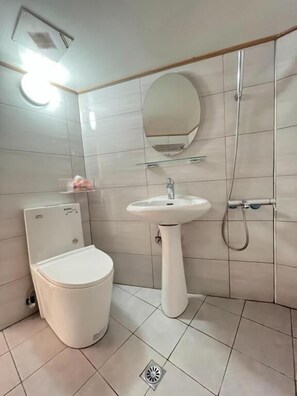 Basic Studio, 1 Bedroom, Non Smoking, Marina View | Free WiFi - WAYU HOUSE (Dawu)