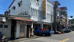 A building with a sign for a hotel on the second floor. - WAYU HOUSE (Dawu)