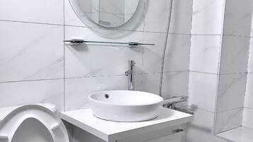 Basic Double Room, 1 Bedroom | Bathroom