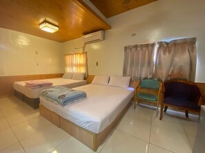 Basic Quadruple Room | Free WiFi - WAYU HOUSE (Dawu)