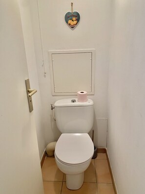 Bathtub, hair dryer, towels