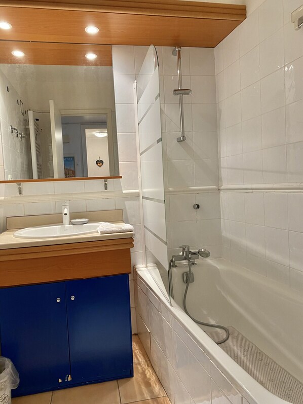 Bathtub, hair dryer, towels