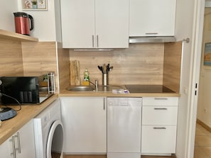 Kylskåp, mikrovågsugn, spishäll och diskmaskin