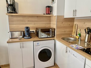 Frigorifero, microonde, lavastoviglie, macchina per tè/caffè
